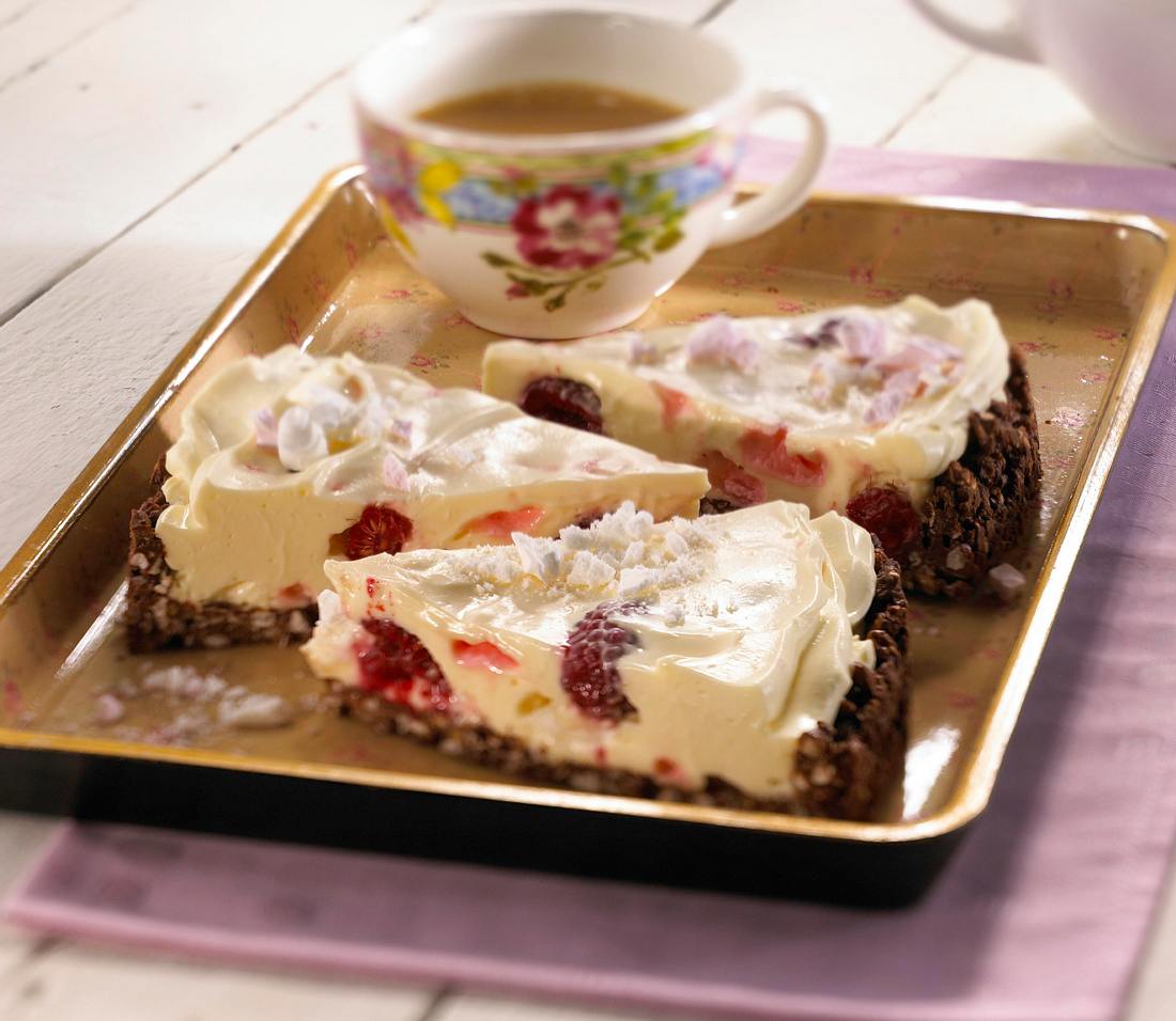 Frischkäsetorte mit Himbeeren und Baiser Rezept | LECKER