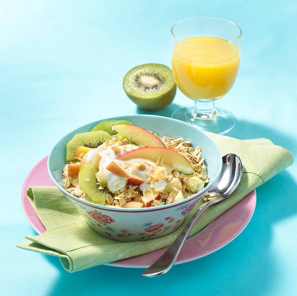 Frischkornmüsli mit Haferflocken, Apfel, Kiwi, Walnüssen und Sojajoghurt Rezept Frischkornmüsli mit Haferflocken, Apfel, Kiwi, Walnüssen und Sojajoghurt Rezept