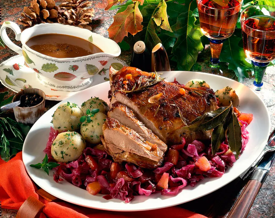 Frischlingskeule auf Ananas-Rotkohl Rezept Frischlingskeule auf Ananas-Rotkohl Rezept