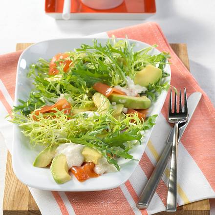 Frisée-Salat mit Avocado & Lachs Rezept Frisée-Salat mit Avocado & Lachs Rezept