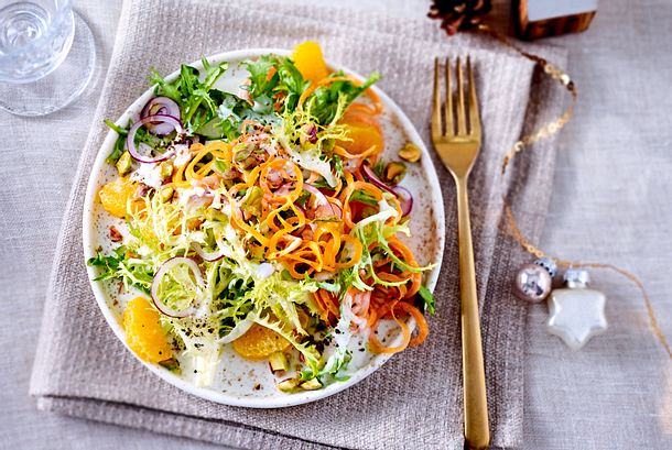 Friséesalat mit Mandarinen und Joghurt-Ingwer-Dressing Rezept Friséesalat mit Mandarinen und Joghurt-Ingwer-Dressing Rezept