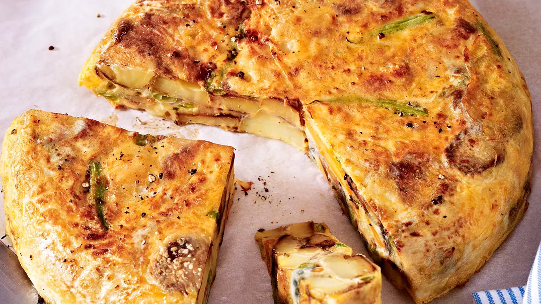 Frittata aus neuen Kartoffeln, grünen Bohnen und Möhren Rezept - Foto: LECKER @ Bauer Media Group Frittata aus neuen Kartoffeln, grünen Bohnen und Möhren Rezept - Foto: LECKER @ Bauer Media Group