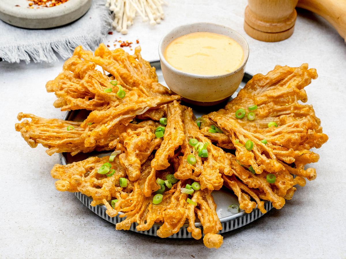 Frittierte Enoki-Pilze mit Chili-Mayo Rezept