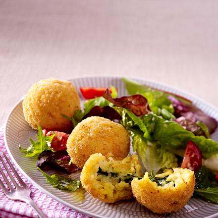 Frittierte gefüllte Reisbällchen (Arancini) zu Blattsalat Rezept Frittierte gefüllte Reisbällchen (Arancini) zu Blattsalat Rezept