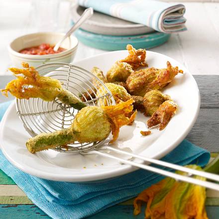 Frittierte gefüllte Zucchiniblüten mit Tomatensoße Rezept Frittierte gefüllte Zucchiniblüten mit Tomatensoße Rezept