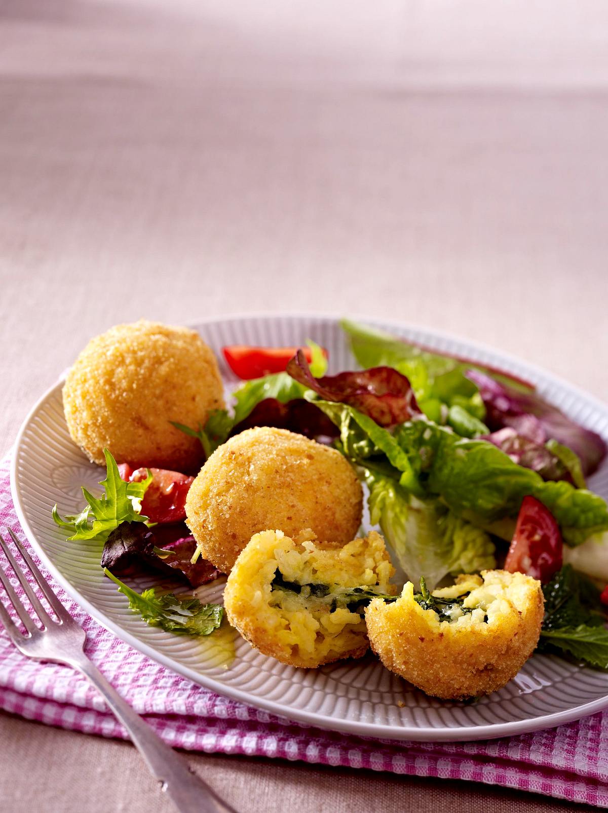 Frittierte gefüllte Reisbällchen (Arancini) zu Blattsalat Rezept