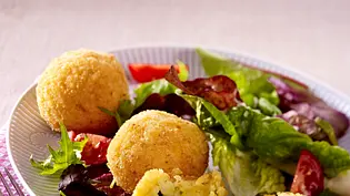 Frittierte gefüllte Reisbällchen (Arancini) zu Blattsalat Rezept - Foto: LECKER @ Bauer Media Group