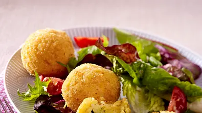 Frittierte gefüllte Reisbällchen (Arancini) zu Blattsalat Rezept - Foto: LECKER @ Bauer Media Group