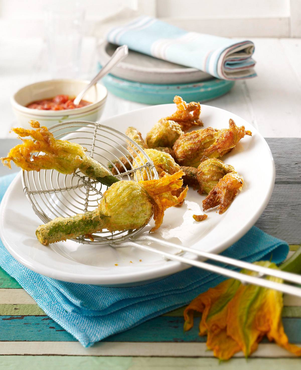 Frittierte gefüllte Zucchiniblüten mit Tomatensoße Rezept | LECKER