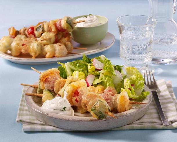 Frittierte Gemüsespieße im Weinteig mit Salat Rezept Frittierte Gemüsespieße im Weinteig mit Salat Rezept