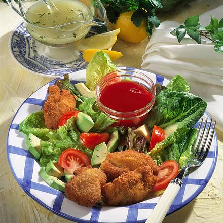 Frittierte Hähnchenstücke mit Salat Rezept Frittierte Hähnchenstücke mit Salat Rezept