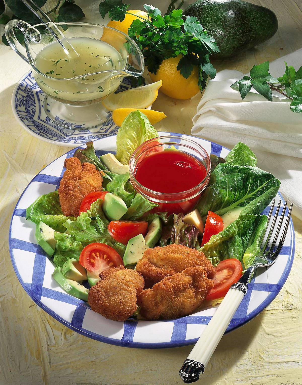 Frittierte Hähnchenstücke mit Salat Rezept