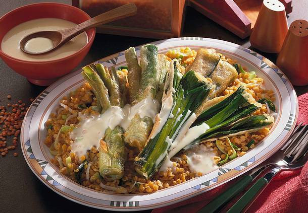 Frittierte Porreestangen auf roten Linsen Rezept Frittierte Porreestangen auf roten Linsen Rezept