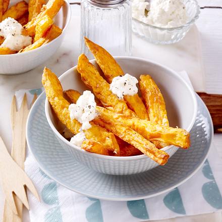 Frittierte Süßkartoffelsticks mit Schafskäsedip Rezept Frittierte Süßkartoffelsticks mit Schafskäsedip Rezept