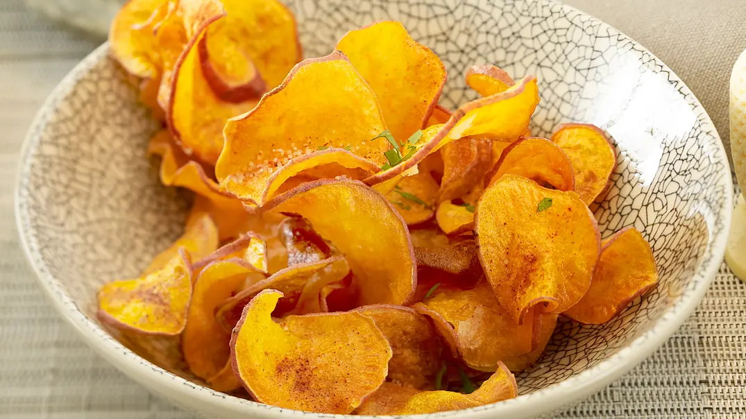 Frittierte Süßkartoffeln mit Zimt und Kräutern Rezept - Foto: LECKER @ Bauer Media Group Frittierte Süßkartoffeln mit Zimt und Kräutern Rezept - Foto: LECKER @ Bauer Media Group