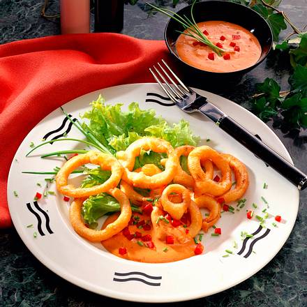 Frittierte Zwiebelringe mit Paprika-Quark Rezept Frittierte Zwiebelringe mit Paprika-Quark Rezept