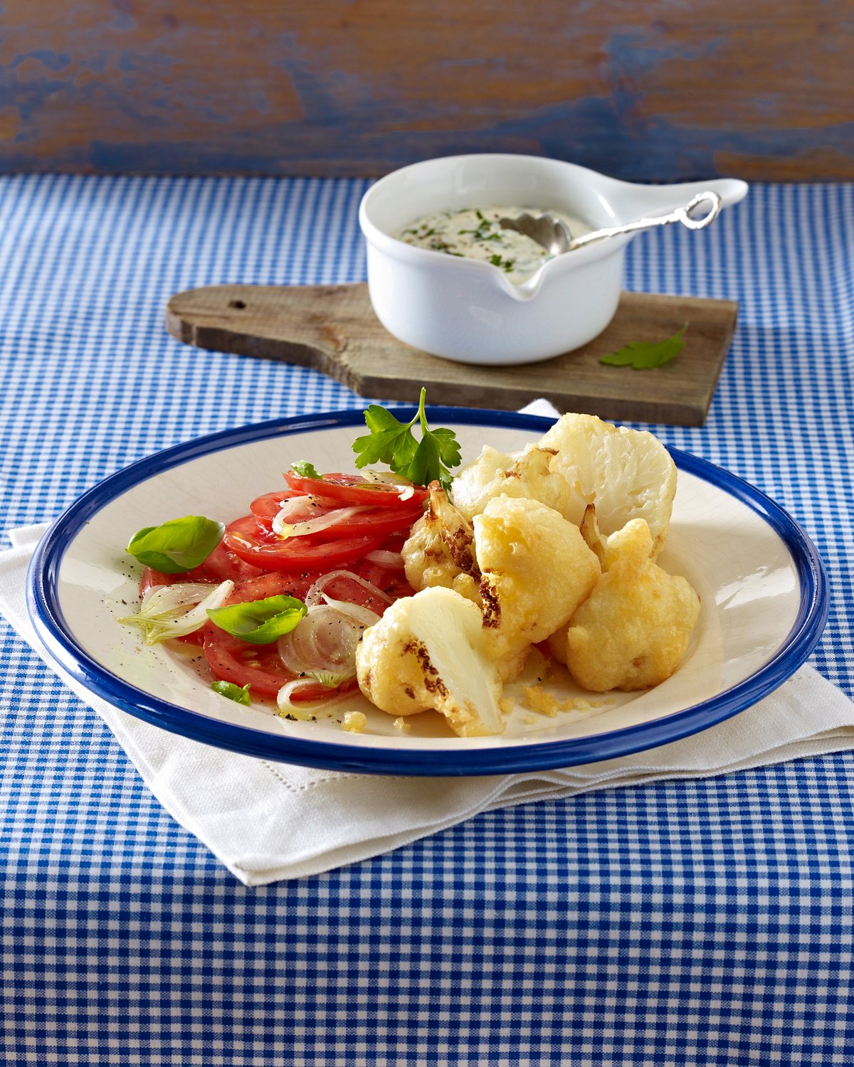 Frittierter Blumenkohl mit Parmesankruste zu Remoulade und Tomatensalat Rezept