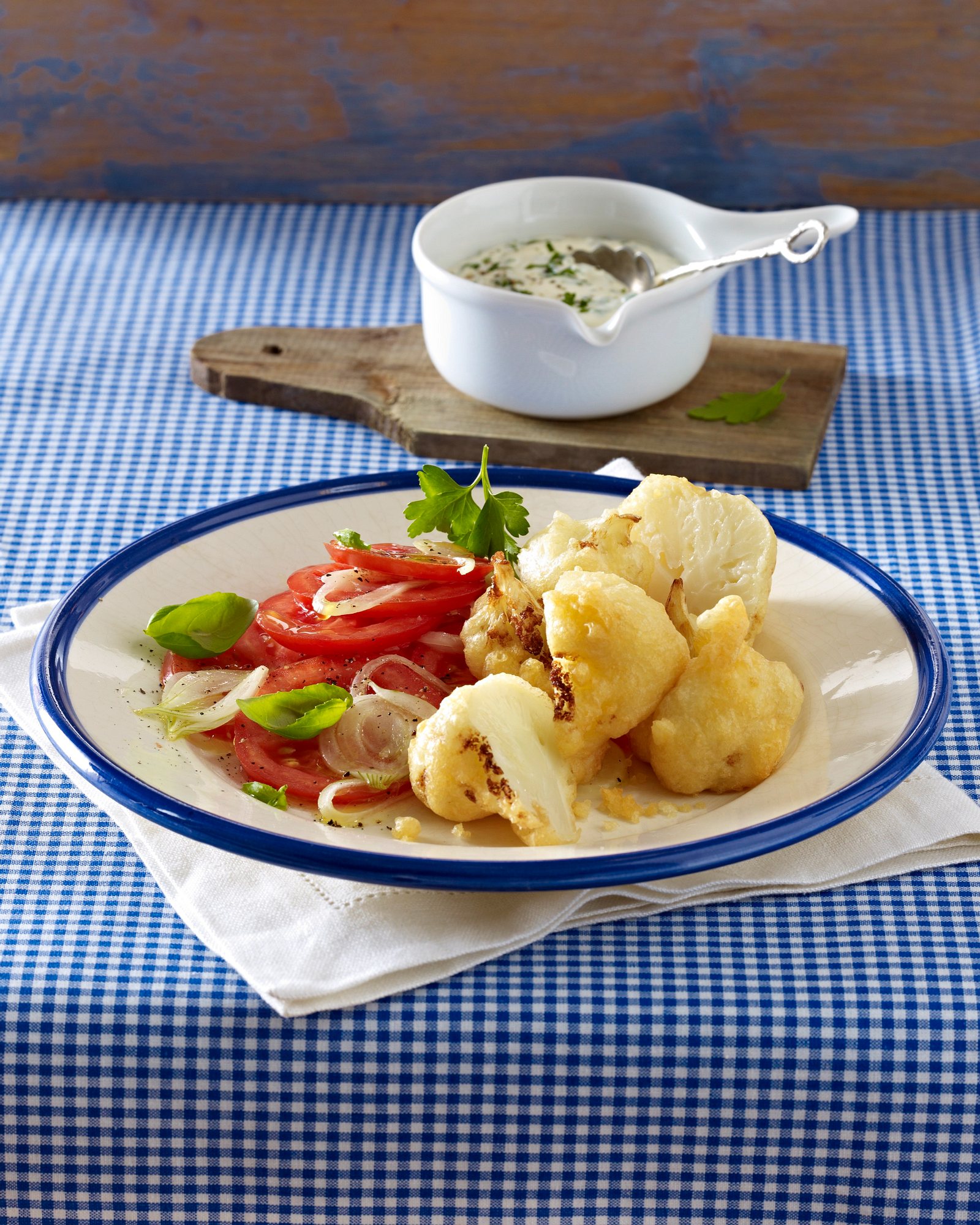 Frittierter Blumenkohl mit Parmesankruste zu Remoulade und Tomatensalat ...