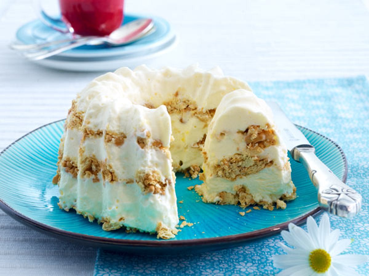 Frozen Cheesecake (Käsekuchenparfait) mit Butterkeksen und Zitrone Rezept