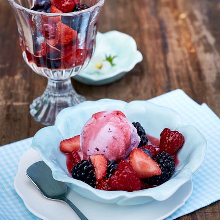 Frozen Heidelbeer-Joghurt mit gemischten Sommerbeeren Rezept Frozen Heidelbeer-Joghurt mit gemischten Sommerbeeren Rezept
