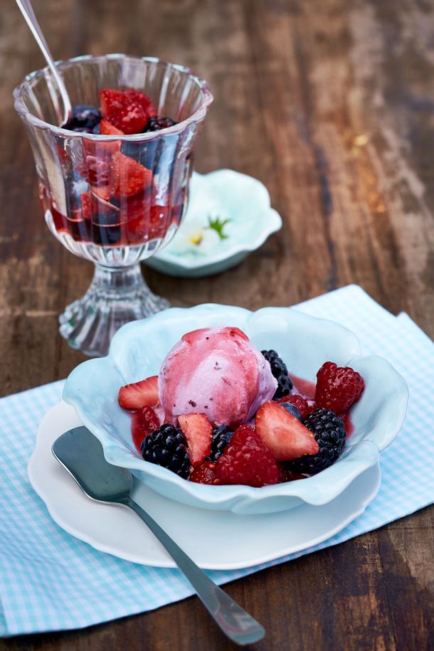 Frozen Heidelbeer-Joghurt mit gemischten Sommerbeeren Rezept | LECKER