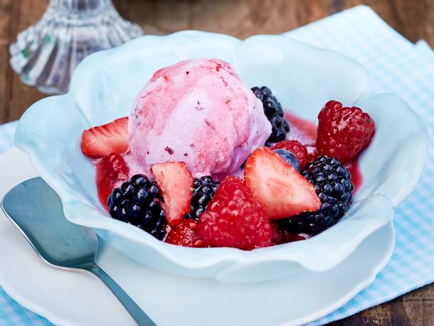 Frozen Heidelbeer-Joghurt mit gemischten Sommerbeeren Rezept Frozen Heidelbeer-Joghurt mit gemischten Sommerbeeren Rezept