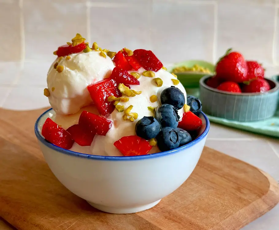 Frozen Joghurt: Das Rezept für die Ninja Creami Frozen Joghurt in einer Schale garniert mit Erdbeeren, Heidelbeeren und Pistazie