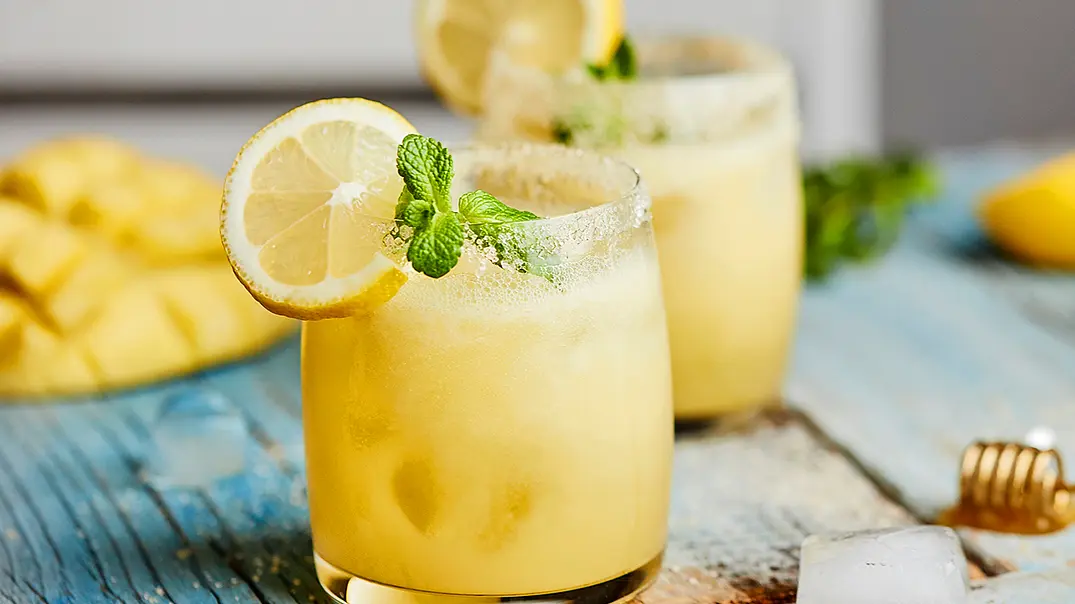 Frozen Mango Fizz Rezept - Foto: StockFood / Dangubic, Natasa Frozen Mango Fizz Rezept - Foto: StockFood / Dangubic, Natasa