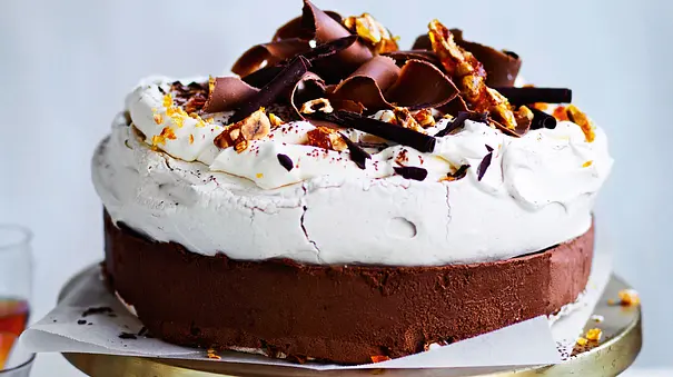 Schokoladige Frozen Pavlova Torte mit Schokospäne auf einem goldenen Tortenständer - Foto: LECKER @ Bauer Media Group Schokoladige Frozen Pavlova Torte mit Schokospäne auf einem goldenen Tortenständer - Foto: LECKER @ Bauer Media Group