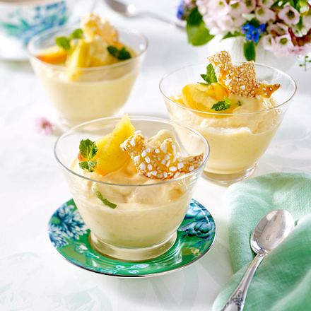 Frozen-Pfirsich-Joghurt mit Blätterteigvögeln Rezept