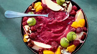 Frozen-Smoothie-Bowl mit buntem Fruchtmix Rezept - Foto: LECKER @ Bauer Media Group Frozen-Smoothie-Bowl mit buntem Fruchtmix Rezept - Foto: LECKER @ Bauer Media Group