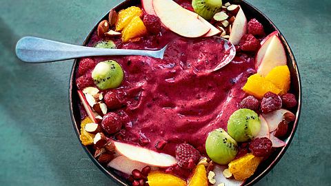 Frozen-Smoothie-Bowl mit buntem Fruchtmix Rezept - Foto: House of Food / Bauer Food Experts KG