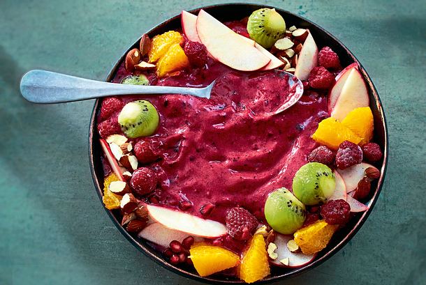 Frozen-Smoothie-Bowl mit buntem Fruchtmix Rezept Frozen-Smoothie-Bowl mit buntem Fruchtmix Rezept
