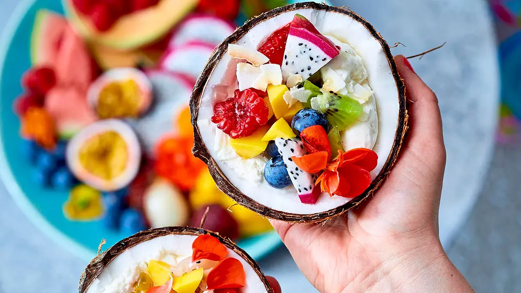 Frozen Yogurt in Kokosnusshälften Rezept - Foto: LECKER @ Bauer Media Group