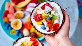 Frozen Yogurt in Kokosnusshälften Rezept - Foto: LECKER @ Bauer Media Group