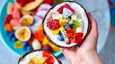 Frozen Yogurt in Kokosnusshälften Rezept - Foto: LECKER @ Bauer Media Group