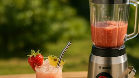 Ein Gartentisch mit einem fruchtigen Sommer-Cocktail darauf. Darum stehen ein Kübel mit Eiswürfel und einer Zange, ein Standmixer eine Eiswürfelform und einige aufgeschnittene Früchte. - Foto: LECKER.de/DALL-E 3