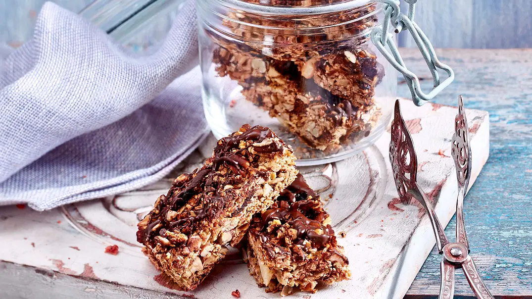 Frucht-Müsli-Riegel Wissen, was drin ist Rezept - Foto: LECKER @ Bauer Media Group Frucht-Müsli-Riegel Wissen, was drin ist Rezept - Foto: LECKER @ Bauer Media Group