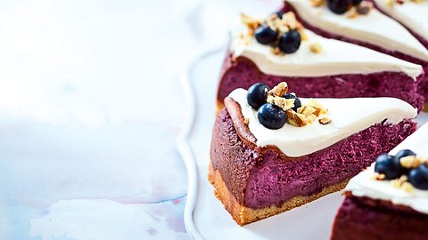 Fruchtig gefärbter Heidelbeerkäsekuchen mit Mürbeteigverstärkung Rezept - Foto: House of Food / Bauer Food Experts KG