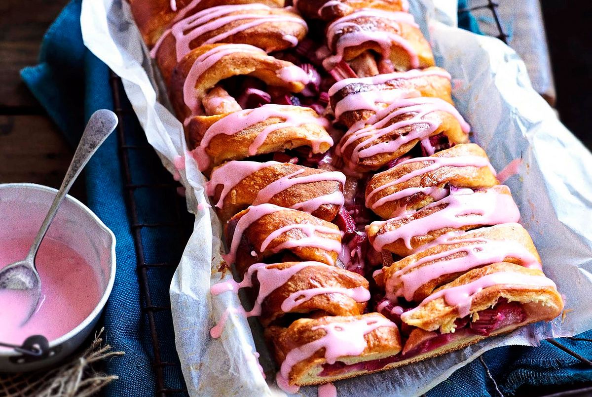 Fruchtig gefüllte Hefestrudel in zartrosa Rezept