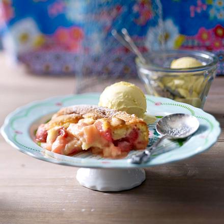 Fruchtig-süßer Erdbeer-Rhabarber-Cobbler Rezept Fruchtig-süßer Erdbeer-Rhabarber-Cobbler Rezept