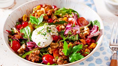 Einfaches Essen für heiße Tage: Fruchtige Salat-Bowl mit Hack - Foto: House of Food / Bauer Food Experts KG