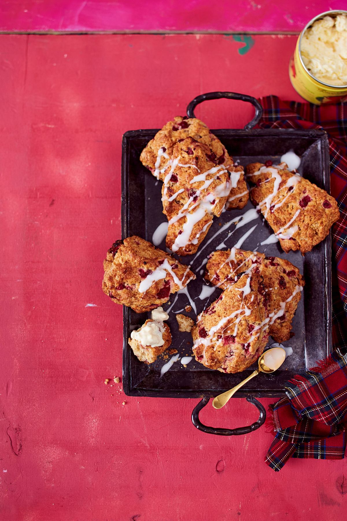 Fruchtige Scones mit Clottes Cream Rezept