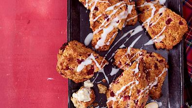 Fruchtige Scones mit Clottes Cream Rezept - Foto: LECKER @ Bauer Media Group