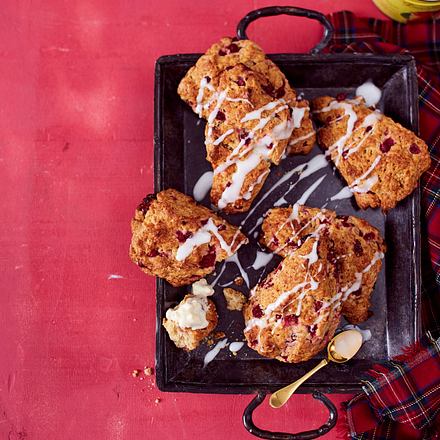 Fruchtige Scones mit Clottes Cream Rezept