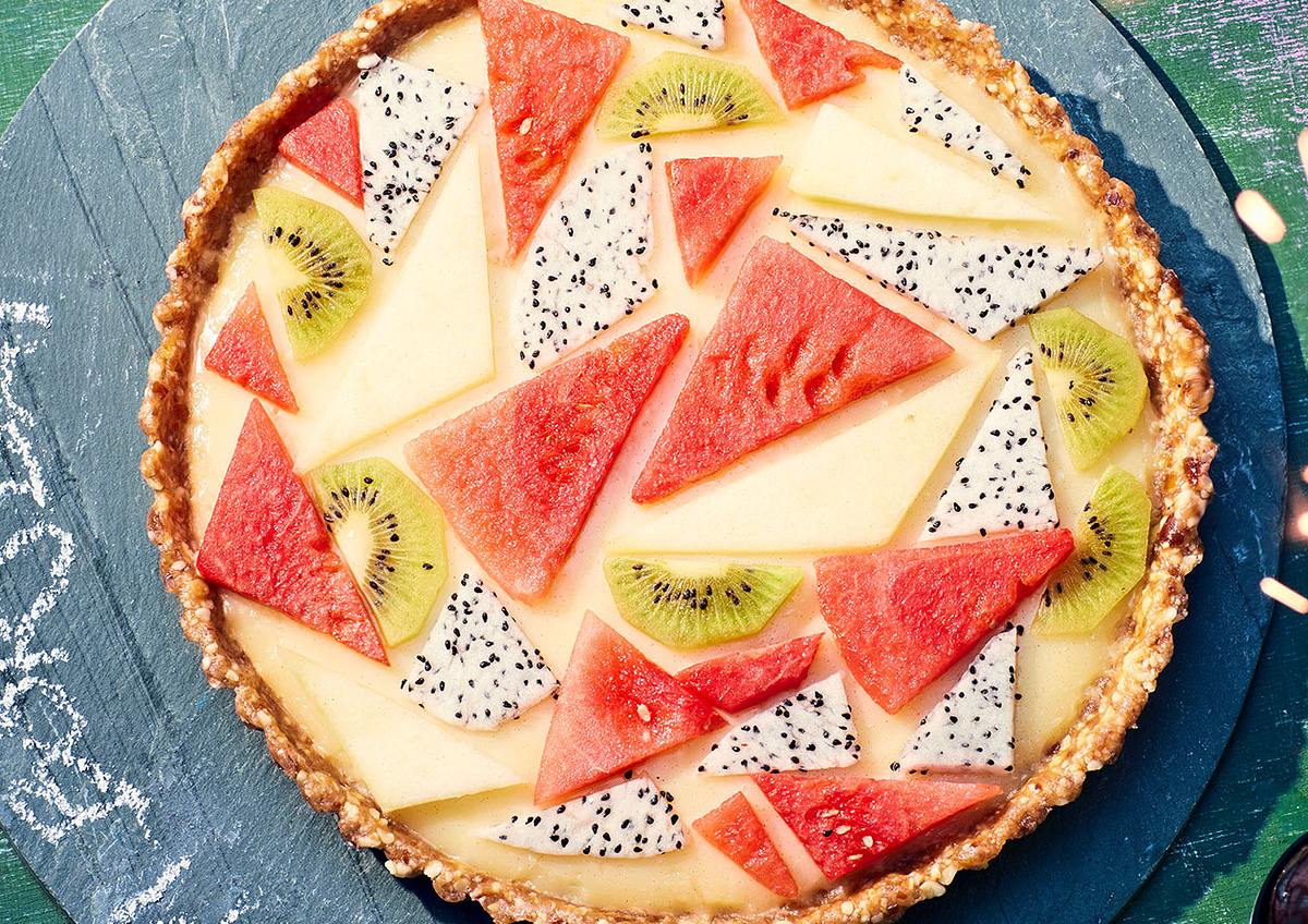 Fruchtige Tarte mit Dattelboden Rezept