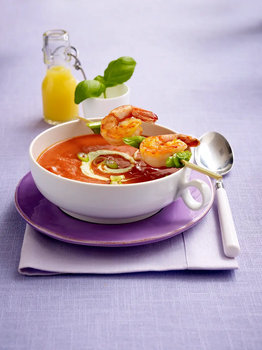 Fruchtige Tomatensuppe mit Garnelenspieß (Trennkost - Eiweiß) Rezept Fruchtige Tomatensuppe mit Garnelenspieß (Trennkost - Eiweiß) Rezept
