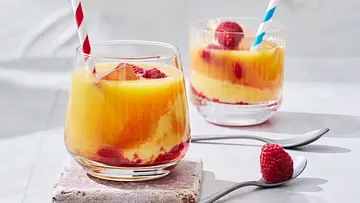 2 Gläser mit Eierlikör-Cocktail mit Strohhalmen und frischen Himbeeren - Foto: LECKER @ Bauer Media Group 2 Gläser mit Eierlikör-Cocktail mit Strohhalmen und frischen Himbeeren - Foto: LECKER @ Bauer Media Group