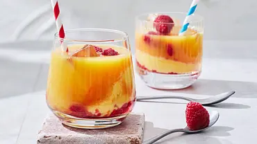 2 Gläser mit Eierlikör-Cocktail mit Strohhalmen und frischen Himbeeren - Foto: LECKER @ Bauer Media Group