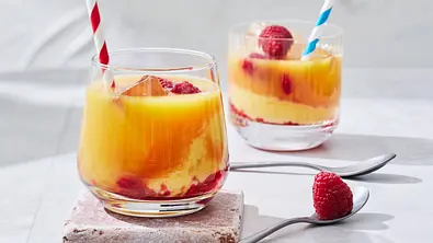2 Gläser mit Eierlikör-Cocktail mit Strohhalmen und frischen Himbeeren - Foto: LECKER @ Bauer Media Group